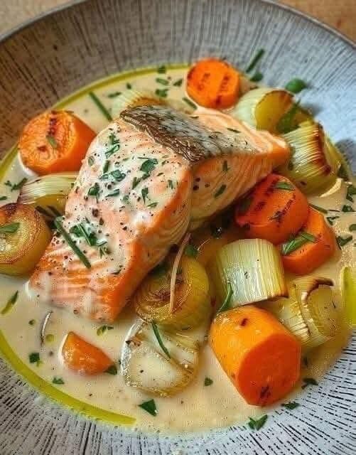 Salmon white with leek and carrots